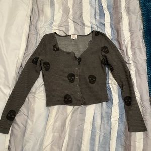 Cropped button up gray long sleeve shirt with skulls